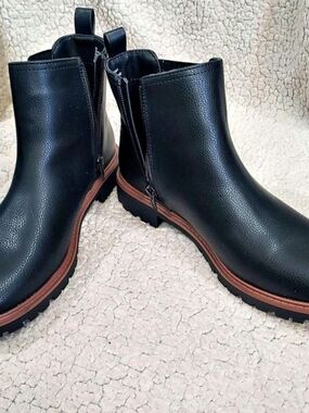 maurices Mini Lug Chelsea Black Lug Chelsea Ankle Boots Like New